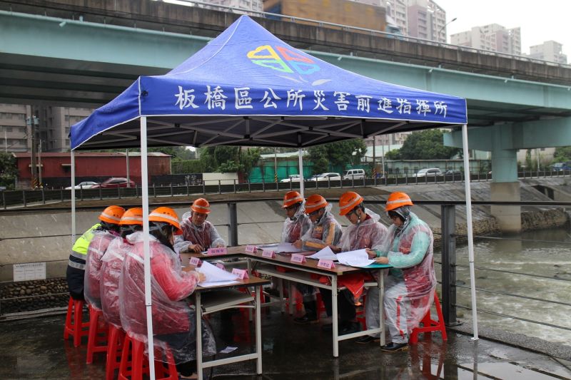 ▲板橋區公所於板城路亞東橋口辦理年度天然災害防汛搶險疏散避難暨前進指揮所演練。（圖／記者黃村杉攝）