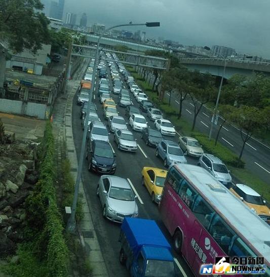 ▲為了解決內湖嚴重的塞車問題，台北市政府擬試辦尖峰時段高乘載。不過挨批不食人間煙火、擾民。（資料圖／記者呂烱昌攝影.2016.1.9）