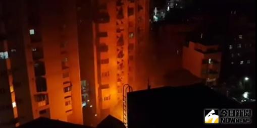 ▲台中太原火車站旁民宅起火，火光黑煙直竄。（圖／翻攝自爆料公社）