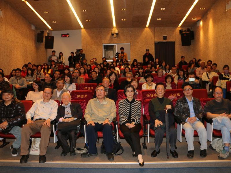 ▲于玟副局長與該片監製廖金鳳、製片劉淑慧、導演華志中、多位紀錄片、出版界、學界等出席特映會。（圖／記者黃村杉攝）