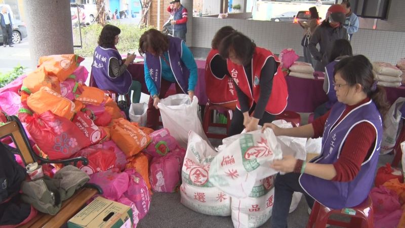 ▲關懷三蘆弱勢族群　李翁月娥發愛心物資