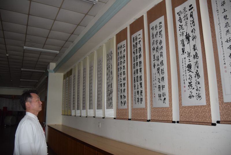 台中市外埔區無極三清總道院舉辦第19屆中原盃全國書法比賽，承辦單位迄昨日收到全國寄來一萬五千份初賽作品，去年各組得獎作品高掛廟裡，供各界參觀，顯得無比榮耀。記者陳榮昌／攝