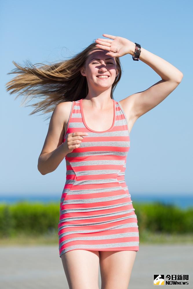 ▲以手遮陽女性。（圖／公關照片）