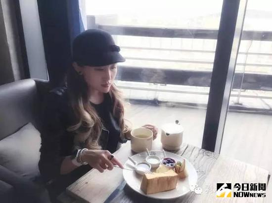 採訪現場，這是胡悅要求的拍照角度和遠近，她特意交代，修圖再發。