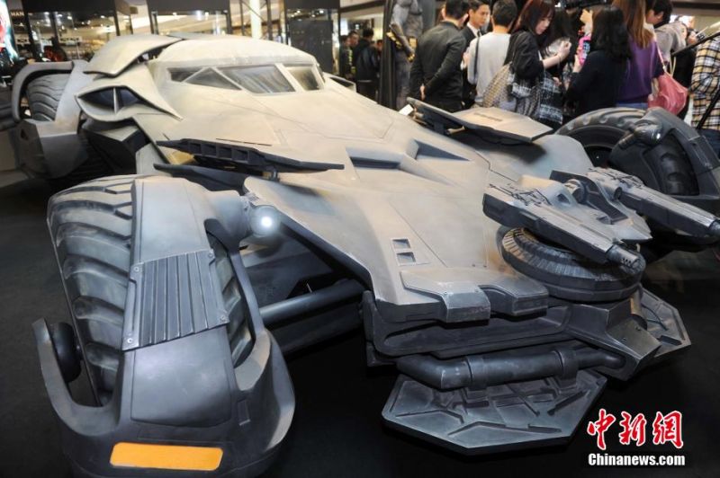 3月3日，電影公司『華納兄弟』等在香港一商場舉辦展覽，為電影《蝙蝠俠大戰超人：正義黎明》做勢。場內更展出1:1原大蝙蝠戰車：全長約20尺、闊10尺、重約1噸。