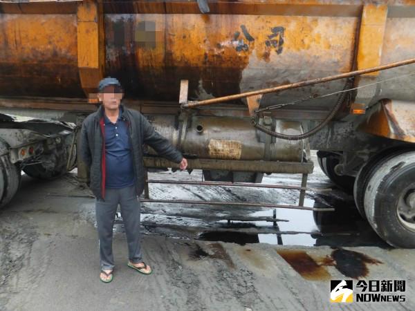 ▲警方循線查獲陳姓司機所駕駛的砂石車偷倒廢油。（圖／社會中心翻攝）