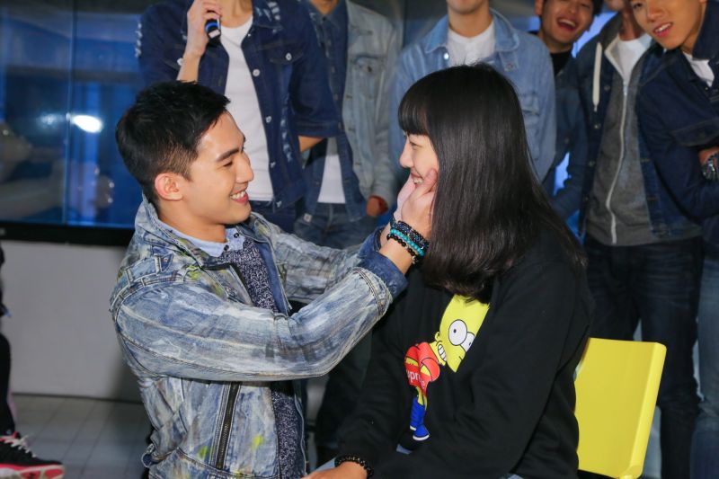 ▲「幻想男友」之一的楊鎮替女粉絲按摩臉書。（圖／伊林娛樂，2016.03.21）