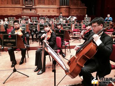 國防部示範樂隊秀訓練成果 國防部示範樂隊4日晚間將在國家音樂廳舉辦「勝利七十」音樂會，演出多首抗戰時期傳唱曲目，展現年度訓練成果，下午先進行彩排。中央社記者謝佳珍攝　104年3月4日