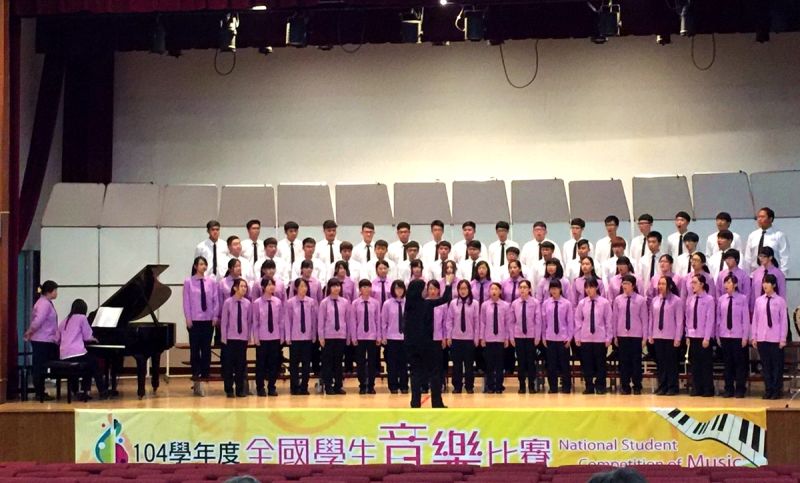 竹山高中合唱團連續八年榮獲全國音樂賽優等，比賽現場實況。