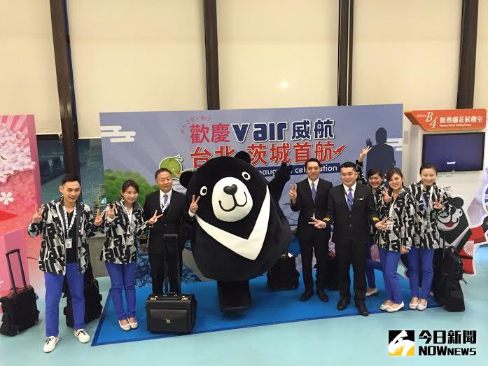 ▲威航今日首航茨城，班機組員與吉祥物威熊合照。（圖／威航提供）