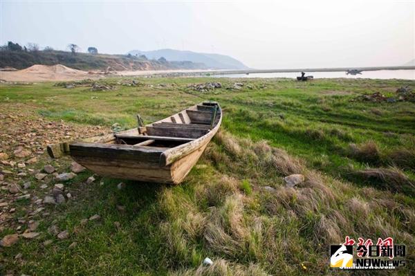 船只擱淺在江西鄱陽湖都昌磯山水域附近湖洲。