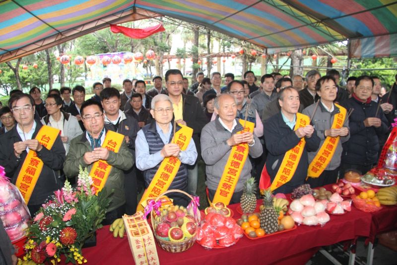 ▲六輕副總陳文仰率六輕主管及員工虔誠參拜土地公。