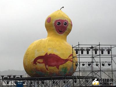 台北燈會主題燈「福祿猴」12日起將在基隆港東3、東4展出，開幕當天除將贈送1萬份猴來運轉小燈籠外，設計師林書民說，光雕秀也會加碼33秒，共有5分33秒。中央社記者王朝鈺攝 105年3月9日