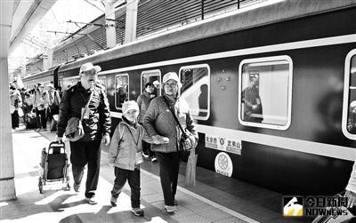 3月23日，游客乘坐『旅游專列』從北京出發前往武夷山旅游。