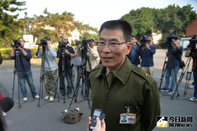 外傳有民眾收藏白色恐怖相關文獻遭憲兵違法搜索，憲兵指揮部6日下午舉行記者會，少將政戰主任謝明德（前）表示，調查過程都依法定程序執行，無不當情事，請相關人士勿作不實指控。中央社記者孫仲達攝　105年3月6日