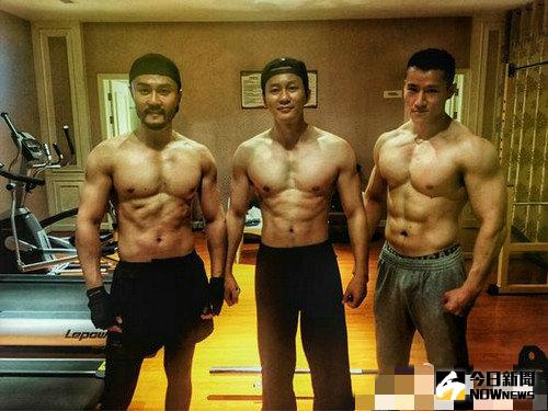 郭洺宇曬出與李晨、章賀的半裸合影。