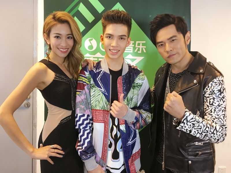 ▲周杰倫（右起）、派偉俊與袁詠琳出席QQ音樂巔峰盛典。（圖／杰威爾提供，2016.03.24）