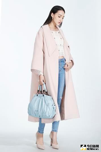 ▲人氣模特兒小美打造本季兩大流行色打造雙色女孩穿搭。（圖／公關提供）