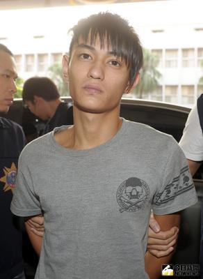 殺警案游嫌移送北檢 刑警薛貞國遭圍毆致死案，涉案的游家樺（中）日前被拘提到案，信義警分局偵訊後，25日將游家樺移送台北地檢署偵辦。中央社記者施宗暉攝　103年9月25日