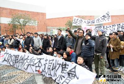 國立台南藝術大學上百名學生因反對南藝大併入成功大學，24日下午在校方召開行政會議前於行政大樓前集結，拉白布條高喊口號，希望捍衛台灣藝術教育。中央社記者楊思瑞攝 105年2月24日