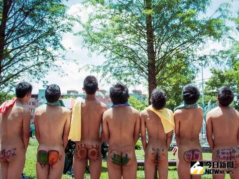 小鮮肉們「露屁裸奔」，脫了就上。（圖／好孩子。2016.03.03）