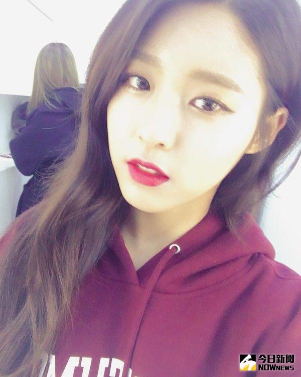 ▲人氣超夯的雪炫常被男性主持人覬覦。（圖／翻攝自seolhyunhk推特）