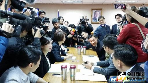 ▲立法院2日上午舉行各委員會召委選舉，圖為外交國防委員會藍綠兩黨立委開會討論。（圖／記者邱明玉攝,2016,3,2）