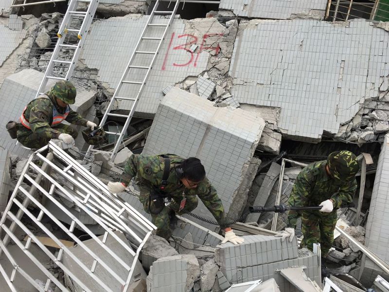 ▲6日清晨南台灣大地震，國軍官兵出動生命探測器全力搜救受困民眾。（圖／軍聞社.2016.2.6）