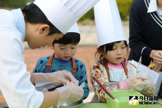 ▲雲品兒童節彩繪熊貓烘焙教室開課了，小朋友跟著西點廚師，親手製作可愛的熊貓造型餅乾。