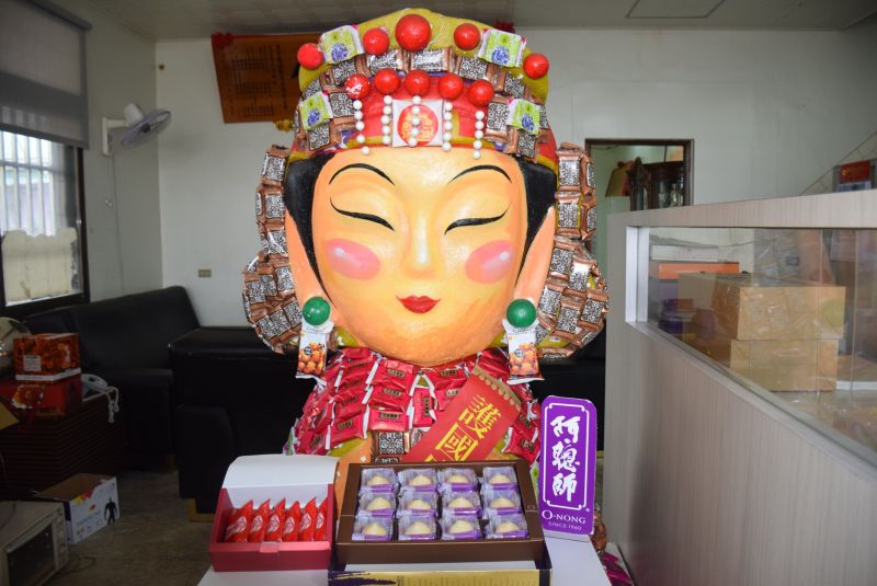 大安阿聰師為發揚媽祖庇佑眾生神威，推出買芋頭酥送護國庇民「媽祖餅」優惠活動，祈消費者吃得健康又平安。記者陳榮／昌