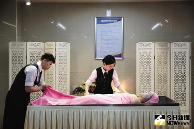 殯儀服務人員透過模特演示遺體沐浴的過程。