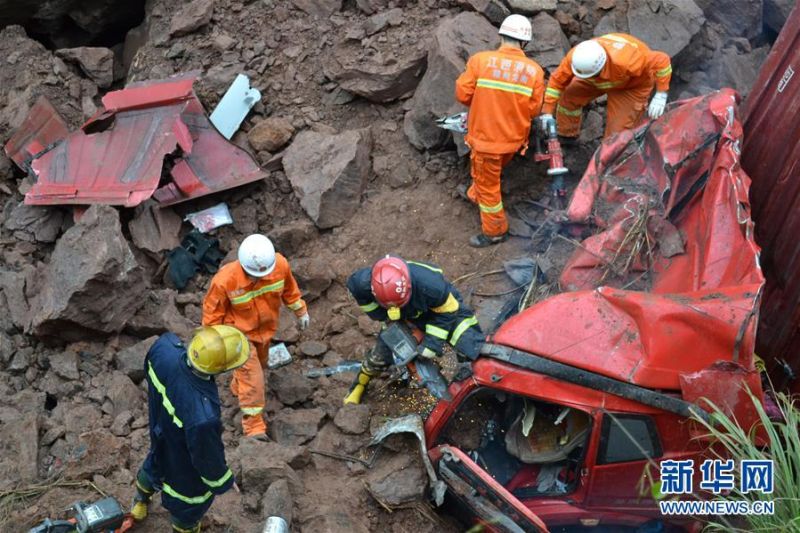 3月23日，救援人員在江西贛州市龍南縣境內大廣高速東坑隧道出口護坡塌方現場解救困在貨車內的人員。