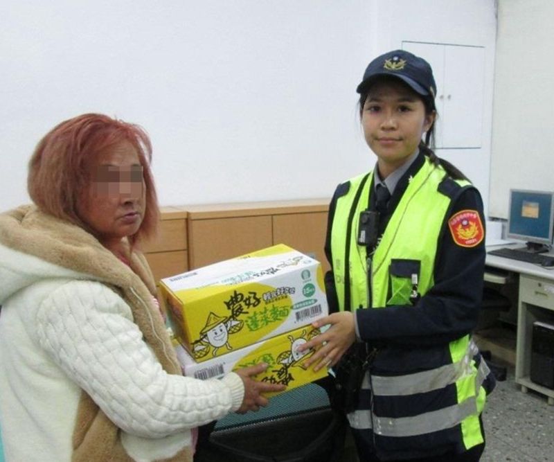 外埔女警吳孟文查獲一名卓姓女竊嫌，知悉其家境困難，解囊援助，還通知律師及社工協助，擁有的愛心以及人情味，發揮了女姓的溫柔一面及警察愛民之榮耀。記者陳榮昌／攝