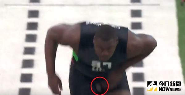 ▲一名美式足球員在40碼衝刺測驗時，因「巨屌」竄出慘摔。（圖／翻攝自YouTube）