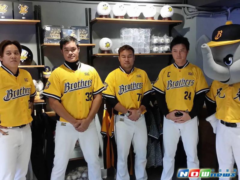 ▲中信兄弟商品旗艦店盛大開幕，邀請4大球星站台，左起陳鴻文、林智勝、鄭達鴻和林威助。（圖／記者林柏宇攝）