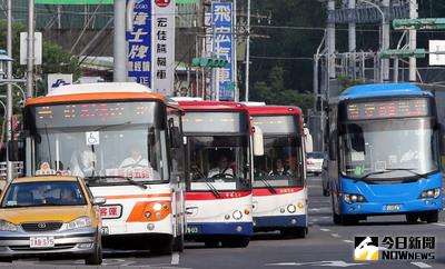 大台北地區公車票價擬漲，台北市公運處23日表示，最快明年元旦起，大台北地區公車全票票價擬從新台幣15元漲為16元。學生、軍警、老人及孩童優待票價格維持不變。中央社記者鄭傑文攝　104年9月23日