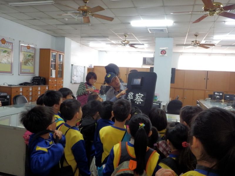 南投縣竹山鎮社寮國小18日舉辦戶外教學，選擇參訪竹山分局，由竹山派出所巡佐張煒稼介紹各項警用裝備，小朋友都覺得十分新鮮與好奇。