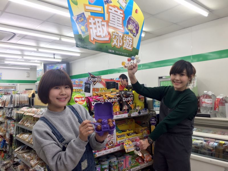迎接兒童節到來，全家便利商店首度針對大人、小朋友推出特色奇趣商品，包含美味星棒棒糖、Cadbury彩蛋巧克力。（圖／全家提供）