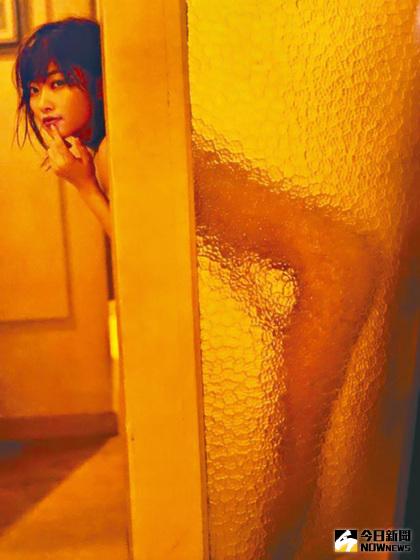 ▲指原莉乃玻璃後的全裸入鏡照。（圖／翻攝自推特）