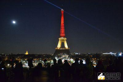一向金燦燦的巴黎艾菲爾鐵塔今天晚間特別換上代表比利時的黑黃紅3色，悼念遭受恐怖攻擊的罹難者。中央社記者曾依璇巴黎攝  105年3月22日
