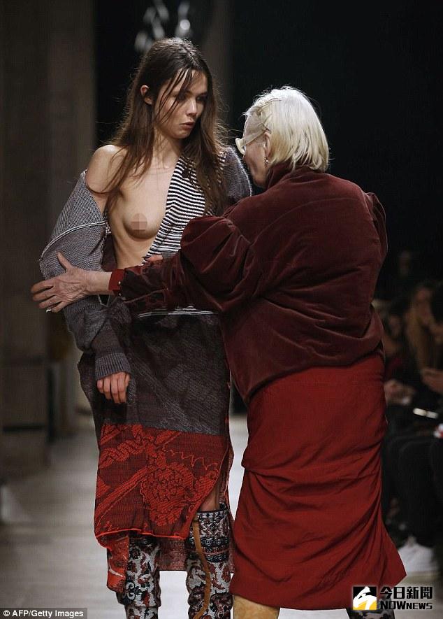 ▲模特兒走光露奶，知名設計師上台解救。（圖／翻攝自《每日郵報》）