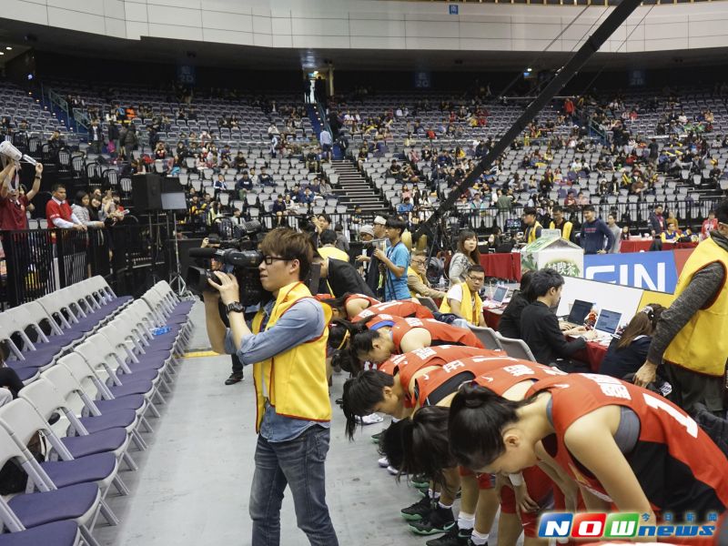 普門球員賽後忍著情緒，跟加油團鞠躬致謝。（圖／記者沈明璁攝）