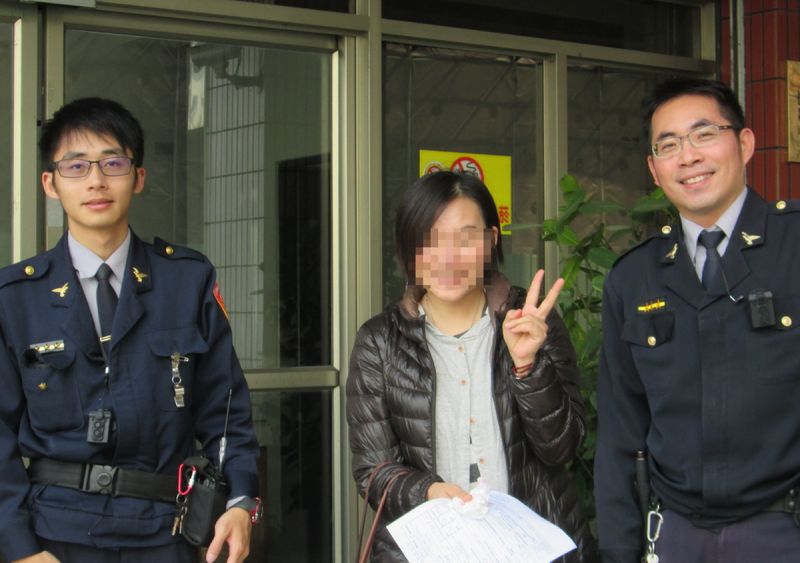 ▲警員邱漢文(右)、王至瑄(左)尋獲協尋人口。