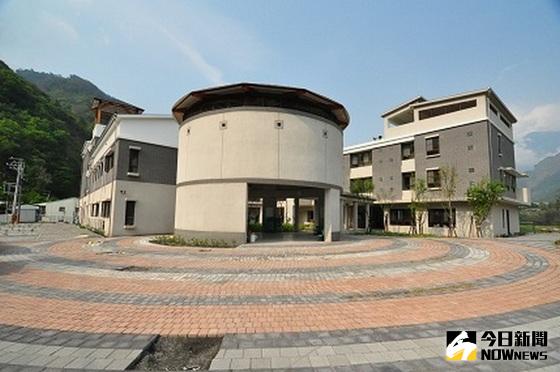 ▲信義鄉隆華國小校舍及校園外觀。