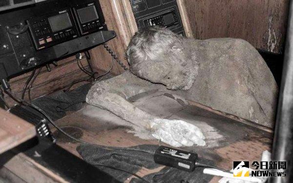 ▲遊艇上發現一句乾屍，調查發現是失蹤已久的冒險家曼弗雷德。（圖／翻攝自huffingtonpost）