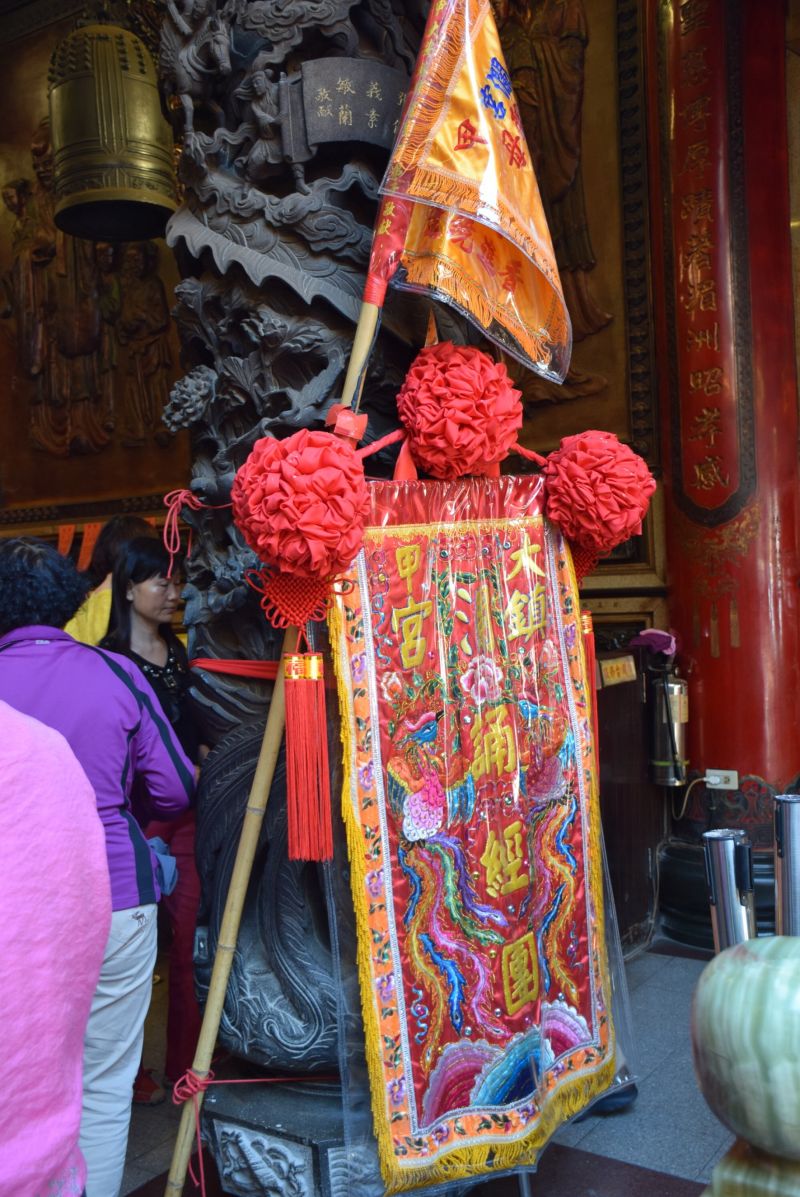 大甲媽祖九天八夜遶境進香即將展開，鎮瀾宮昨日子時，在大殿上舉行祭頭旗典禮後，懸掛於龍柱上，準備率眾信到新港奉天宮遶境。記者陳榮昌／攝