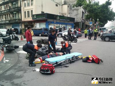台北市承德路二段附近17日下午發生嚴重車禍，1輛自小客車與5輛機車發生交通事故，造成5人受傷，已有2名傷者送至馬偕醫治。消防局派出12人6車趕赴現場，持續搶救中。（民眾提供）中央社記者劉建邦傳真　105年3月17日