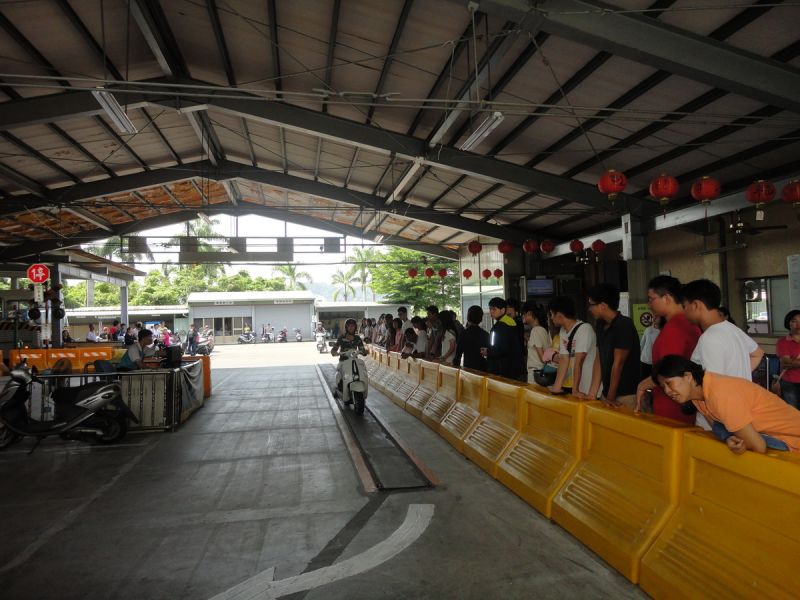 ▲南投監理站 26日上午辦假日門市。（記者扶小萍攝）