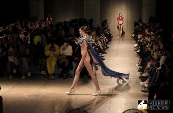 ▲好裸露？時尚走秀令人匪夷所思。（圖／翻攝自路透）