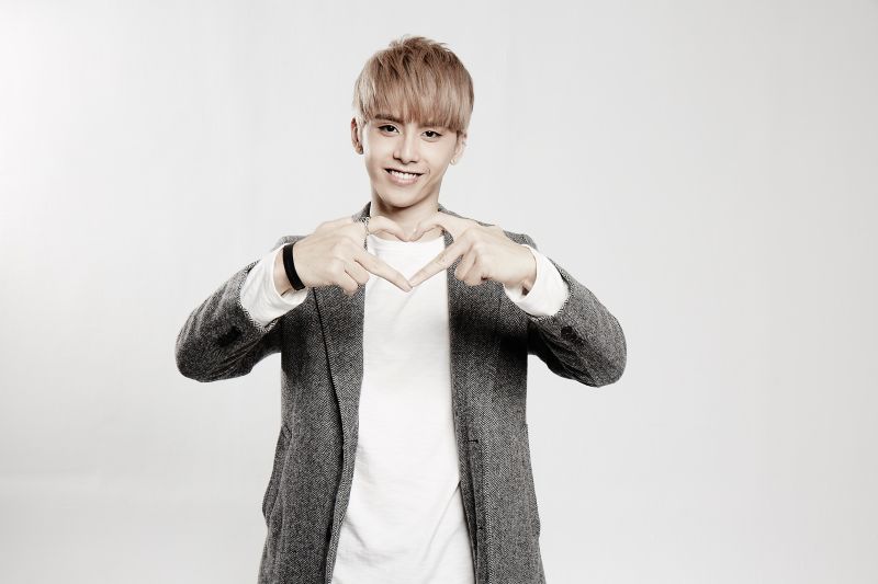 ▲剛進入新學期，田亞霍在家寫歌超級宅。（圖／豐華提供，2016.03.08）